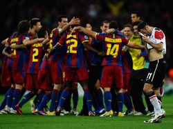 Ryan Giggs tampak menangis dan pemain Barca bersama-sama merayakan kemenangan. (Foto: Laurence Griffiths/Getty Images)