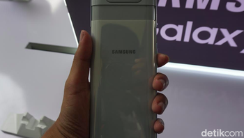 Agar lebih melindungi, Samsung menggunakan bahan kaca Gorilla Glass 6 sehingga mencegah kamera bengkok bila terjatuh. Foto: Firdaus Anwar/detikinet