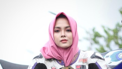 Gaya Kintan Laksana, Hijabers Berbadan Mungil yang Hobi Naik RX King