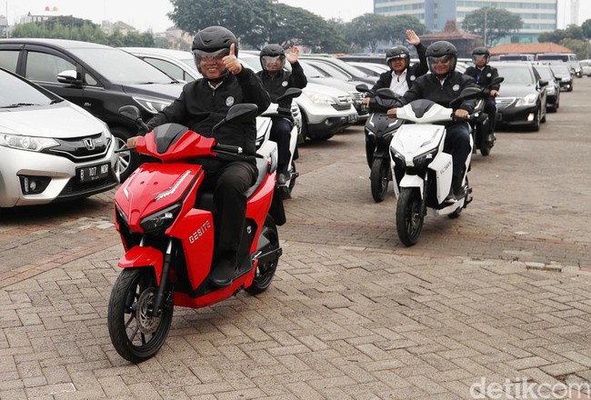 Berita Populer: Menteri Nasir dan Ridwan Kamil Naik Motor Listrik