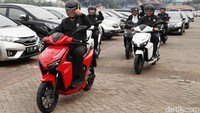 Mohamad Nasir menjajal motor listrik Gesits dari Senayan menuju JI Expo Kemayoran.
