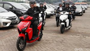 Menristek Jajal Motor Listrik Nasional