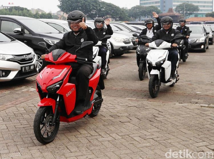 Menristek Jajal Motor Listrik Nasional