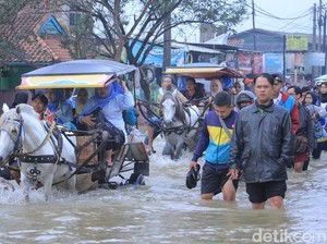 Jalan Dayeuhkolot-Banjaran Masih Lumpuh Akibat Banjir