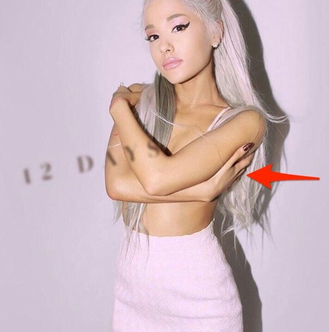 Lihat tangan Ariana Grande yang tampak aneh. Tangan dan jempolnya jadi sangat panjang karena kegagalan editan foto. Foto: Instagram