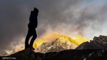 Foto keren matahari terbit di Everest yang juga diambil dengan mode Ultra Night Mode. Foto: Oppo