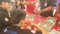 Dia mencontohkan peredaran uang di SPBU yang setiap harinya selalu melihat uang, tanpa harus dilihat secara detail, biasanya pihak SPBU sudah mengetahui jika uang yang dibayarkan tersebut asli atau palsu. Namun berbeda dengan yang terjadi di Kampung Laut yang jauh dari akses manapun, pengenalan uang asli atau palsu tersebut akan sangat lamban.