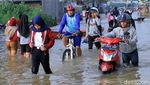 Potret Warga Basah-basahan Terobos Banjir di Jalan Dayeuhkolot-Banjaran