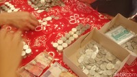 Untuk uang yang dibawa oleh Bank Indonesia dalam penukaran uang di Desa Klaces kali ini berjumlah Rp 164 Juta. Diantaranya 80 juta dalam pecahan Rp 20 ribu, Rp 40 juta dalam pecahan Rp 10 ribu, Rp 30 juta dalam pecahan Rp 5 ribu, Rp 10 juta dalam pecahan Rp 2 ribu dan Rp4 juta dalam pecahan Rp 1.000.