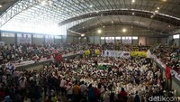 Ribuan pendukung Jokowi nampak hadir dalam kampanye tersebut dengan membawa atribut beraneka ragam.
