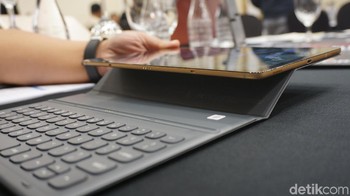  Pengaplikasian keyboard Samsung dengan Galaxy Tab S5e cukup mudah berkat port POGO.  Foto: Firdaus Anwar/detikINET