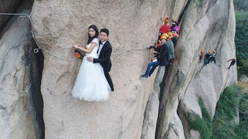 Tidak diketahui pasti apa yang terjadi pada foto-foto ini, sepertinya pemotretan pre wedding di tebing. Tapi yang jelas ini sangat berbahaya. Foto: VCG/VCG via Getty Images via Postfun