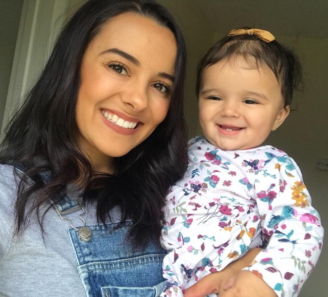 Hal ini ia alami setelah melahirkan anaknya. Menurut dokter, post partum depression yang dialami Charelle membuatnya tubuhnya trauma terhadap air. Setiap terkena air, badannya ruam dan bentol. Foto: Instagram/Cherelle Farrugia