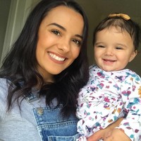 Hal ini ia alami setelah melahirkan anaknya. Menurut dokter, post partum depression yang dialami Charelle membuatnya tubuhnya trauma terhadap air. Setiap terkena air, badannya ruam dan bentol. Foto: Instagram/Cherelle Farrugia