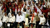 Tak lupa, Jokowi mengajak seluruh warga Probolinggo untuk mengikuti pelaksanaan Pemilu 2019. Untuk Pilpres, petahana presiden ini meminta warga untuk mencoblos gambar pasangan capres-cawapres yang memakai baju putih.