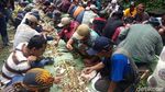 Aksi Bakar Ayam dalam Perayaan Wangan Cenginging di Semarang