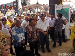 Luhut Kenalkan Aplikasi Fishnet ke Nelayan Sukabumi, Apa Itu?