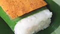 Salah satu ketan tetel Cirebon yang populer. Ketan bumbu bu Yudi ini serundengnya ditumbuk halus dan disajikan terpisah berbungkus daun pisang. Foto: Instagram @ketanbumbubuyudi