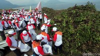 Perum Jasa Tirta II ikut aksi bersih-bersih dalam rangka memperingati Hari Air Dunia ke-27 dan HUT ke-21 BUMN RI.