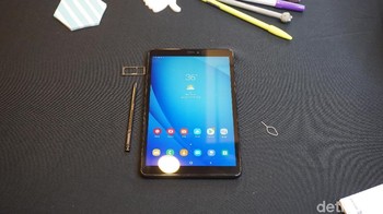 Hadir dengan layar berukuran 8-inci dengan screen-to-body ratio 76,5%. Samsung menggunakan layar IPS LCD dengan resolusi 1920 x 1200 pixel. Foto: Firdaus Anwar/detikINET