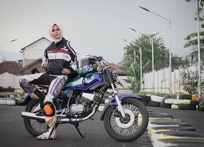 Saat balapan, ia memilih hijab segi empat dengan bahan katun yang nyaman dipakai. Kostum balapan yang tertutup tidak menghalanginya dalam berhijab. Foto: Instagram/Kintaanmary