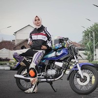 Saat balapan, ia memilih hijab segi empat dengan bahan katun yang nyaman dipakai. Kostum balapan yang tertutup tidak menghalanginya dalam berhijab. Foto: Instagram/Kintaanmary