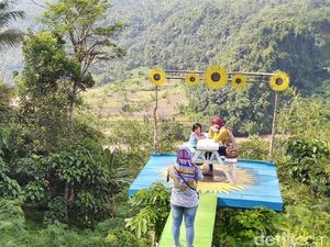 Ada di Tepi Jurang, Wisata Ciamis Ini Langsung Hits