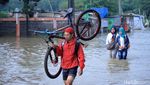 Potret Warga Basah-basahan Terobos Banjir di Jalan Dayeuhkolot-Banjaran