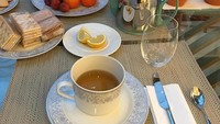 Ini dia sarapan Liliana, istri dari pengusaha Hary Tanoesoedibjo. Ada secangkir lemon ginger tea dengan biskuit dan juga buah segar. Foto: Instagram@liliana_tanoesoedibjo