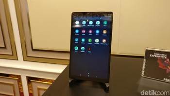  Dari segi dimensi Tab A10 tampak sedikit lebih kecil dibandingkan Galaxy Tab S5e karena ukuran layarnya yang hanya 10,1 inch. Foto: Firdaus Anwar/detikINET