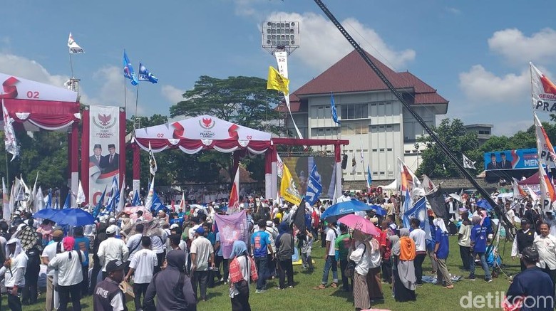Ada Bendera Golkar dalam Kampanye Prabowo di Solo Ada Bendera Golkar dalam Kampanye Prabowo di Solo