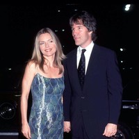 Michelle bersama suaminya, David E. Kelley di sebuah acara di Los Angeles pada 1999. Michele dan David resmi menjadi suami-istri pada 1993 dan pernikahannya pun masih langgeng sampai sekarang. Sejoli ini telah dikaruniai dua orang anak. (Foto: Getty Images)