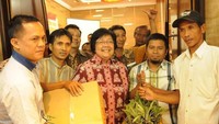 Wah, kali ini Siti Nurbaya mendapat oleh-oleh nanas hasi panen perdana kelompok tani di Pemalang. Nanasnya lumayan banyak ya hihi. Foto: Instagram siti.nurbayabakar