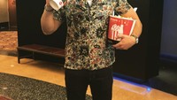 Sebelum menonton filmnya sendiri, terlebih dulu ia membeli minuman dingin, dan tak lupa popcorn dalam jumlah yang banyak. Foto: Instagram @zacharylevi