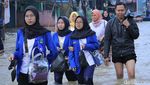 Potret Warga Basah-basahan Terobos Banjir di Jalan Dayeuhkolot-Banjaran