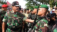 Setelah pelaksanaan apel, Panglima TNI Marsekal TNI Hadi Tjahjanto menyempatkan diri berdialog langsung dengan para personel TNI-Polri. (Puspen TNI)