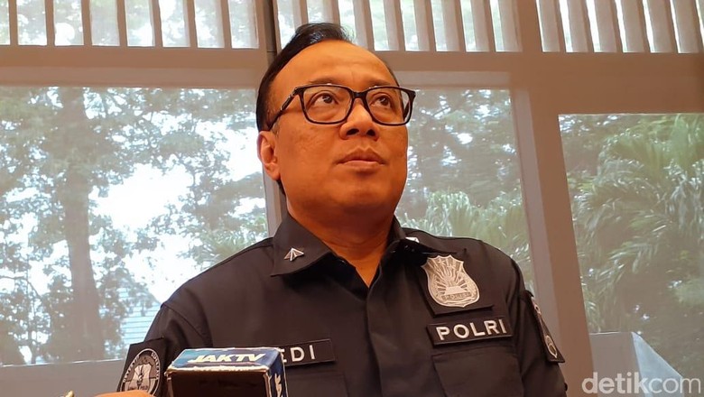 Polisi: Pria di Video Penurunan Pigura Jokowi Berada di Malaysia Polisi: Pria di Video Penurunan Pigura Jokowi Berada di Malaysia