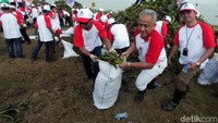 Perum Jasa Tirta II turut membantu membersihkan eceng gondok di Waduk Jatiluhur.