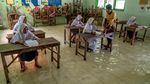 Miris, Siswa SD di Demak Ujian Sekolah di Tengah Banjir