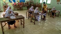 Ketinggian air yang merendam ruang kelas tersebut mencapai 15-30 sentimeter.