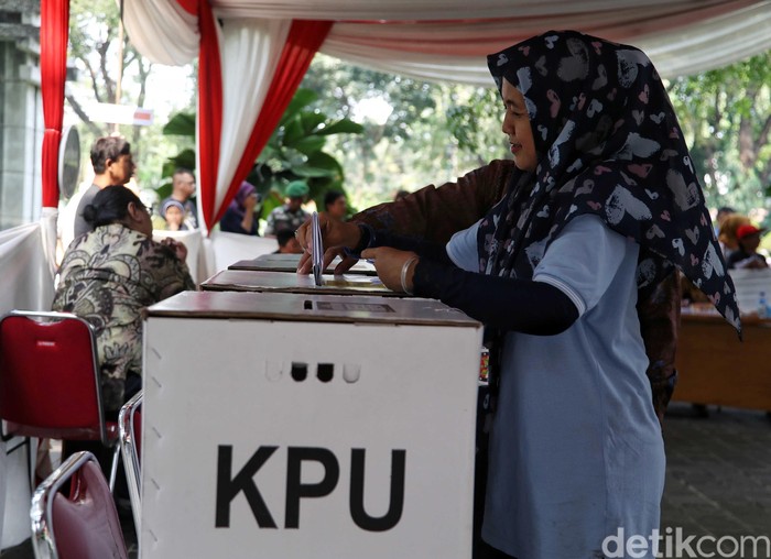 KPU Kota Jakarta Pusat menggelar simulasi pencoblosan dan penghitungan surat suara. Simulasi tersebut diselenggarakan di Taman Suropati, Menteng, Jakarta Pusat.