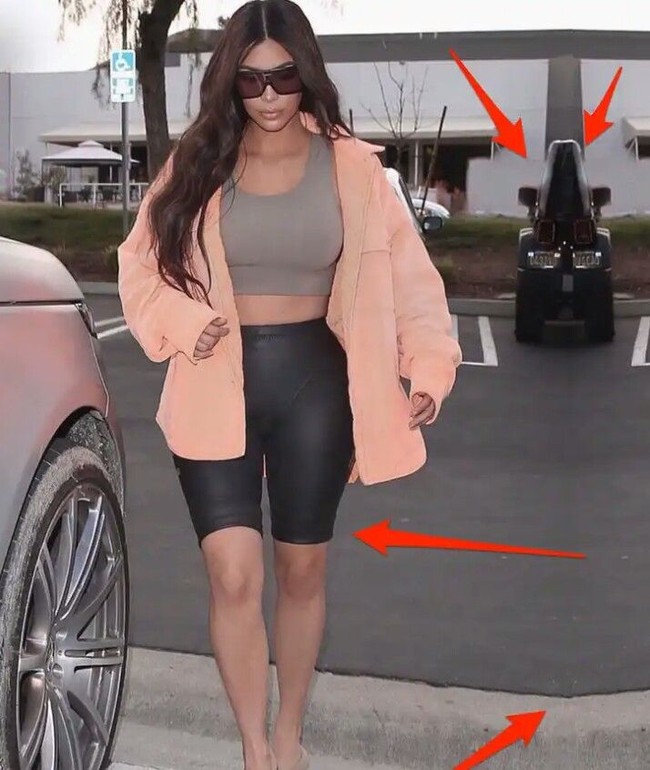 Kim Kardashian juga mengedit fotonya agar tubuhnya lebih ramping. Tapi objek foto di samping-sampingnya malah terlihat asimetris. Seperti bentuk mobil yang jadi mengecil sampai jalanan yang terliuk. Foto: Instagram