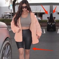 Kim Kardashian juga mengedit fotonya agar tubuhnya lebih ramping. Tapi objek foto di samping-sampingnya malah terlihat asimetris. Seperti bentuk mobil yang jadi mengecil sampai jalanan yang terliuk. Foto: Instagram