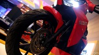 M Nasir sendiri terlihat mengendarai motor Gesits sebelum masuk ke area pameran JI Expo. Dia menggunakan motor berwarna merah. Di belakangnya ada beberapa orang yang mengendarai motor yang sama dengan warna putih dan hitam.