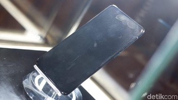 Kamera depannya mengusung sistem pop-up pivot berukura 16 MP. Foto: Adi Fida Rahman/detikINET