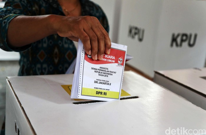 KPU Kota Jakarta Pusat menggelar simulasi pencoblosan dan penghitungan surat suara. Simulasi tersebut diselenggarakan di Taman Suropati, Menteng, Jakarta Pusat.