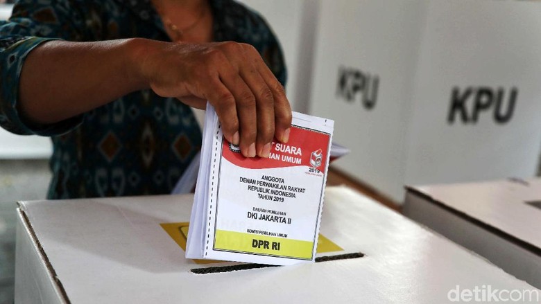 QC Sementara LSI Denny JA: PDIP Tak Terkejar, Ketat di Papan Tengah QC Sementara LSI Denny JA: PDIP Tak Terkejar, Ketat di Papan Tengah
