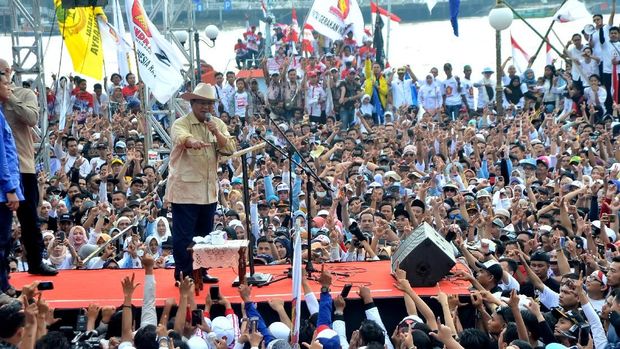 Jokowi-Ma'ruf Kampanye di 'Kandang' Prabowo, Sandi ke Cianjur