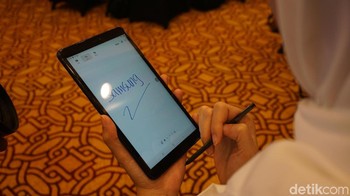 Galaxy Tab A with S Pen memiliki varian warna Black dan Silver dibanderol Rp 3,999 juta. Foto: Firdaus Anwar/detikINET