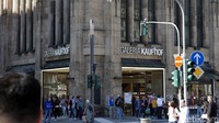 Di Galeria Kaufhof, traveler bisa berbelanja aneka produk fashion, dari sepatu, tas, jam tangan bahkan perhiasan mewah. (Wahyu Setyo/detikcom)